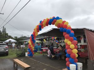 カーニバルパーティの入り口を飾る大きなバルーンアーチ