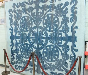ワシントン州のエレノア・ラスリーさんが寄贈したマカハの水車キルト Quilted & Donated by Eleanore Lasley