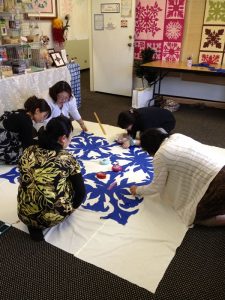 そしてカットし、大きな下地にアップリケ地をレイアウトするときは多くのヘルプが必要になります