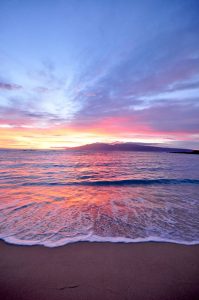 モロカイ島に沈む夕陽。カパルア・ビーチは夕陽を眺めるのにもオススメです