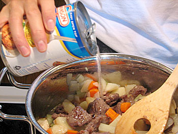 炒めた牛肉と野菜、スープを合わせます