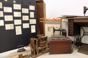 当時使われていたと思われるミシンなどの裁縫用具