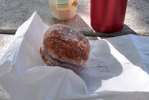 生地が薄紫のタロ入りのマラサダ。これはKTAで購入したもの