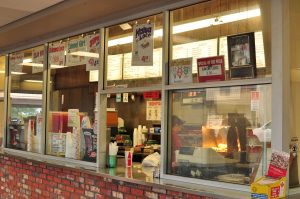カフェ100の注文窓口。調理も早いので、時間がない時も便利