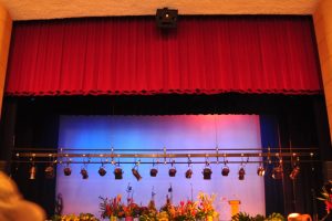 マウイ島のフラ・イベントは、高校の講堂で開催されました
