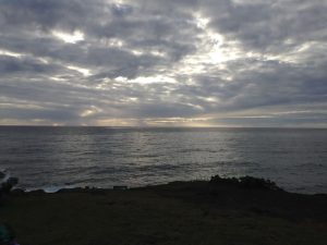 儀式が始まる直前の朝のケアリア・ルックアウトからの海。空がオレンジになっていく前の静かさの中、朝が明けていくところ