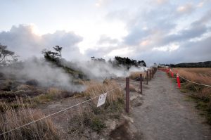 水蒸気があがるスチーム・ベント付近のクレーター・リム・トレイル