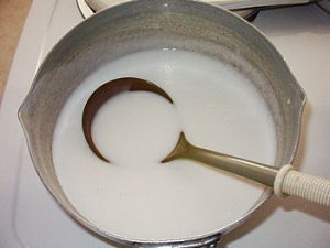 コーンスターチ、砂糖、塩をよく混ぜ合わせてからココナッツミルクを半分加えます