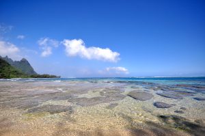 カウアイ島ノース・ショアにあるケエ・ビーチ。波が穏やかなので、シュノーケルに最適