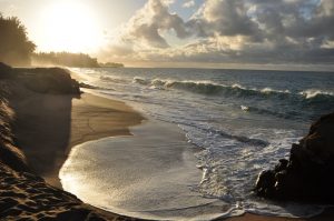ルマハイ・ビーチの夕暮れ。潮も早く、冬は特に大波になる