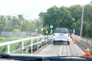 ワン・レーン・ブリッジが続く道。対向車と譲り合ってドライブ