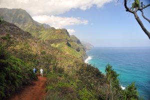 カララウ・トレイルをハイキング。青い海と緑のナ・パリのコントラストを楽しみながら歩く