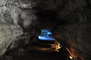 ロイヤル・コナ・コーヒー・センター内の溶岩トンネル。写真左上に溶岩鍾乳が見えます