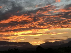 我が家からの島の夕陽とワイアレアレ山のシルエット。自然だけが造った山稜のライン、いつまでもこのままで在ってほしい。
