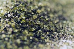 緑色に見えるのは橄欖石の結晶、黒い粒は溶岩