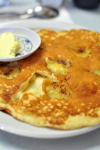 サム・サトウズのバナナ・ホットケーキ。バターをたっぷりつけて頂きます