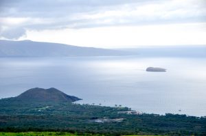 ウルパラクアから海を眺める。カラカウア王が賭けたモロキニ島も見えます