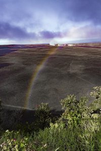 キラウエア・カルデラを貫く虹（ハワイ島）