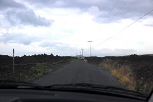 ラ・ペルーズ湾への溶岩が続く道