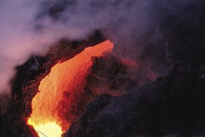 噴き出すマグマは溶岩と名を変える