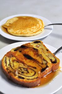 ボルケーノのファーマーズ・マーケットで提供される、PAPA’A PALAOA BAKERYのパンケーキとフレンチトースト