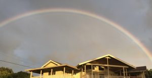 夕方、我が家の背後に架かった虹。毎日ほどに見ても、あきることなくワクワクさせて くれる虹のパワー、なんだかスゴイなぁと思います