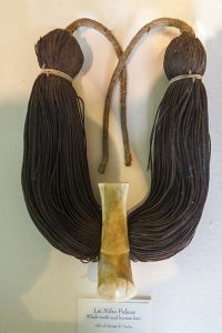 マッコウクジラの骨と髪の毛のレイ