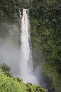 アカカ滝全景