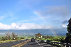 ハレアカラ山から海へと下るハイウェイにかかる虹