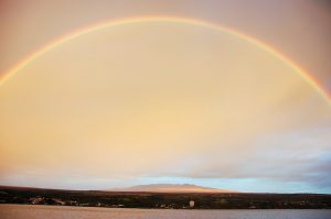 ヒロ湾にかかる虹。虹の向こうにはマウナ・ケア
