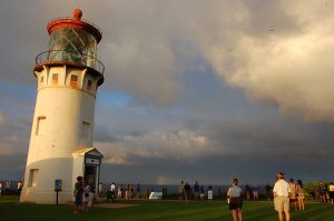 海に小さく虹のかけら。みんな立ち止まって虹を眺めていました