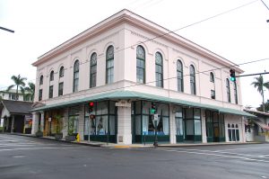 カイコドー・ビルディングの外観。写真は閉店後のもの