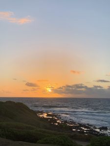 柔らかな色を放つ、島の夕陽。世の中がひっくり返っていても島の自然はどっしりと同じ時間を刻み続けているということ