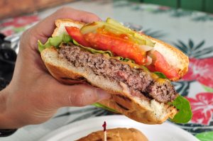 ウルパラクア・ランチのマウイ産ビーフのハンバーガー