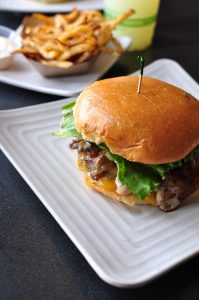アルティメット・バーガーのハワイ産ビーフのハンバーガー