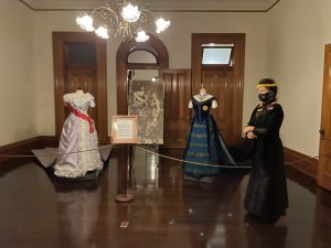 カピオラニ王妃のドレス、リリウオカラニ女王のドレスの複製品